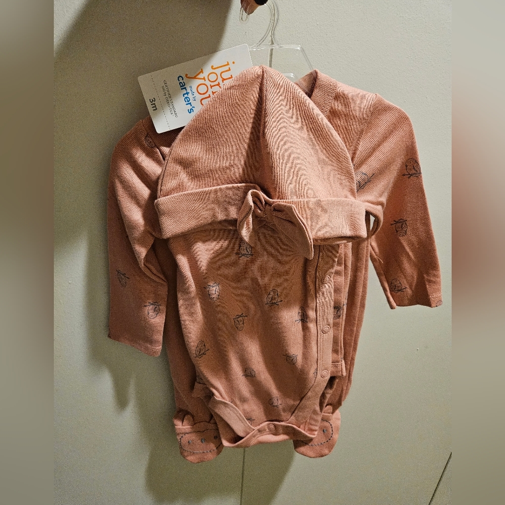 Onsie w/footed pants and hat size 3 months